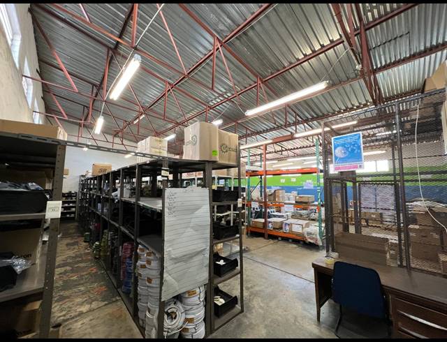 1,300M² WAREHOUSE TO LET IN FERNDALE